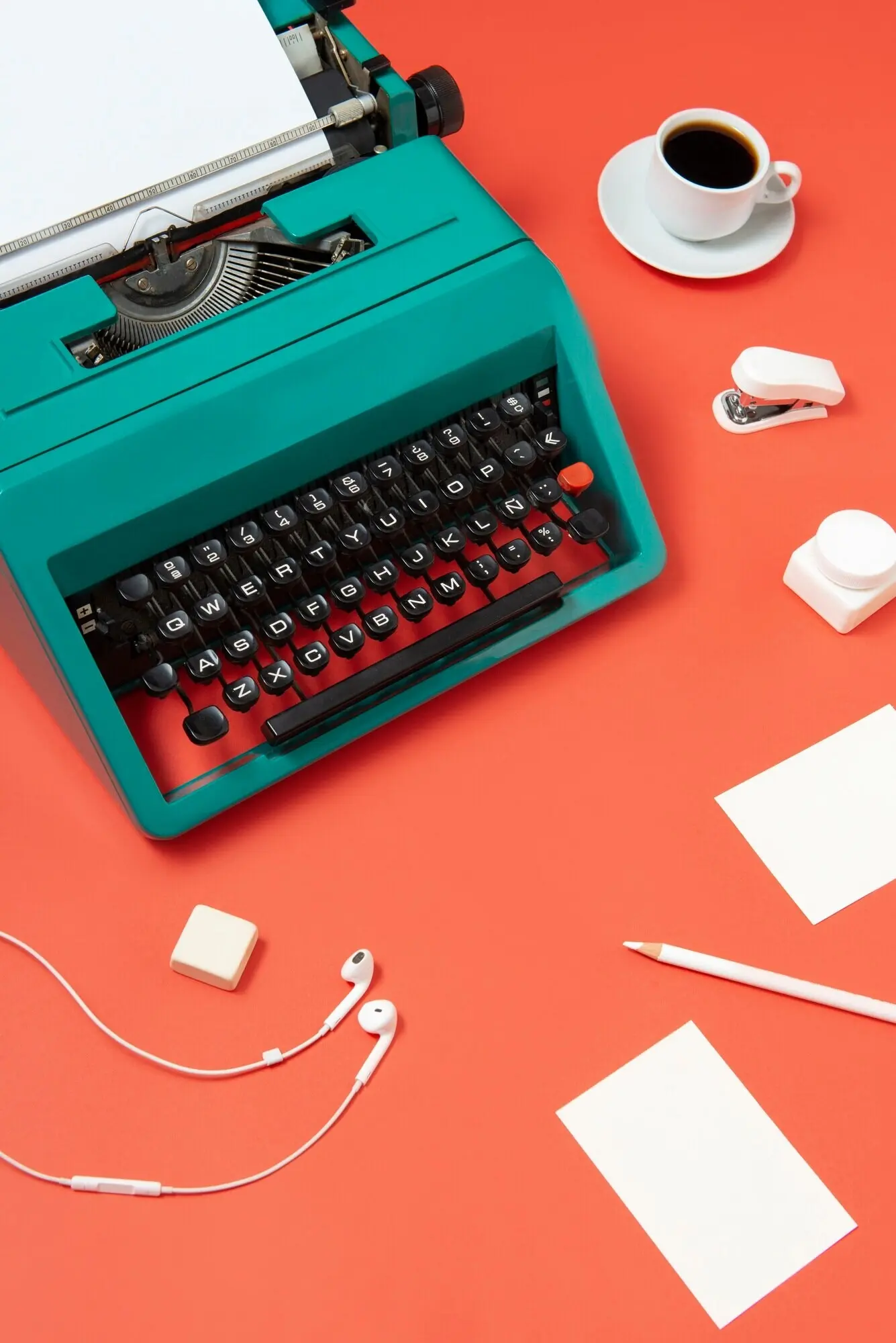 Leuchtend bunte Retro-Schreibmaschine mit Tastatur und Knöpfen