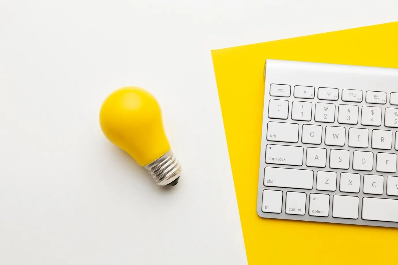 Abstrakte Komposition zum Thema Innovation in Draufsicht.