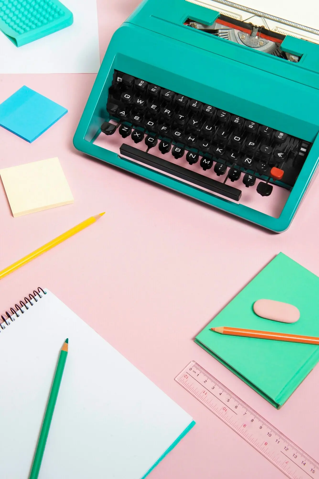 Leuchtend bunte Retro-Schreibmaschine mit Tastatur und Knöpfen